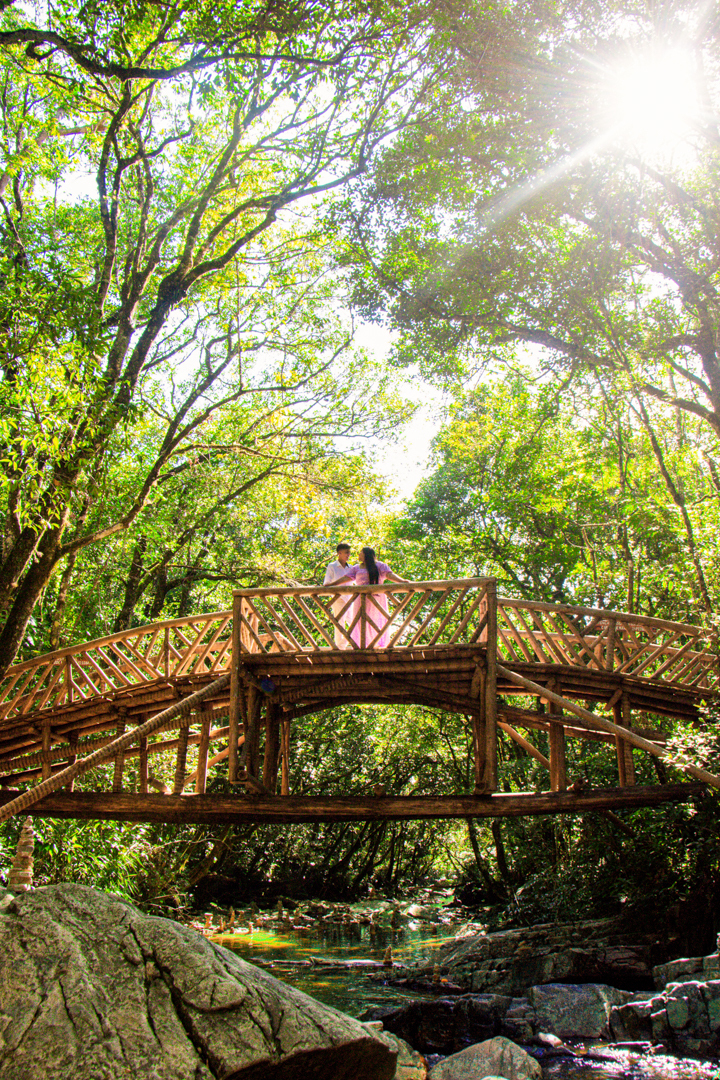 Casal junto  no meio de uma ponte   no vale das borboletas em São Tomé das Letras - MG