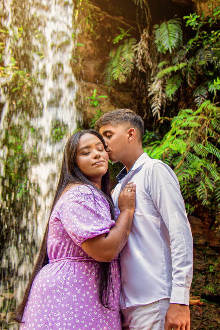 Casal junto na cachoeira    no vale das borboletas em São Tomé das Letras - MG