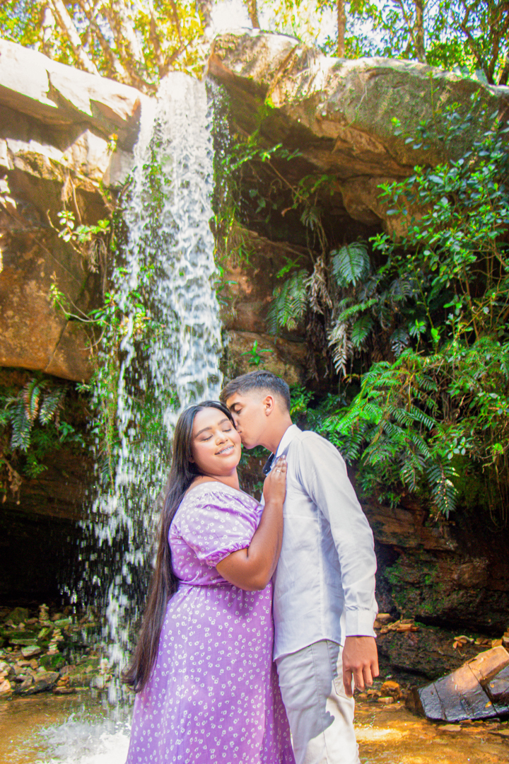Casal junto na cachoeira    no vale das borboletas em São Tomé das Letras - MG