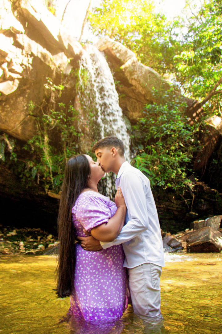 Casal junto na cachoeira    no vale das borboletas em São Tomé das Letras - MG