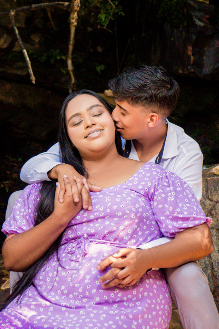 Casal junto na cachoeira    no vale das borboletas em São Tomé das Letras - MG
