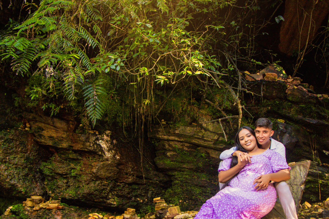 Casal junto na cachoeira    no vale das borboletas em São Tomé das Letras - MG