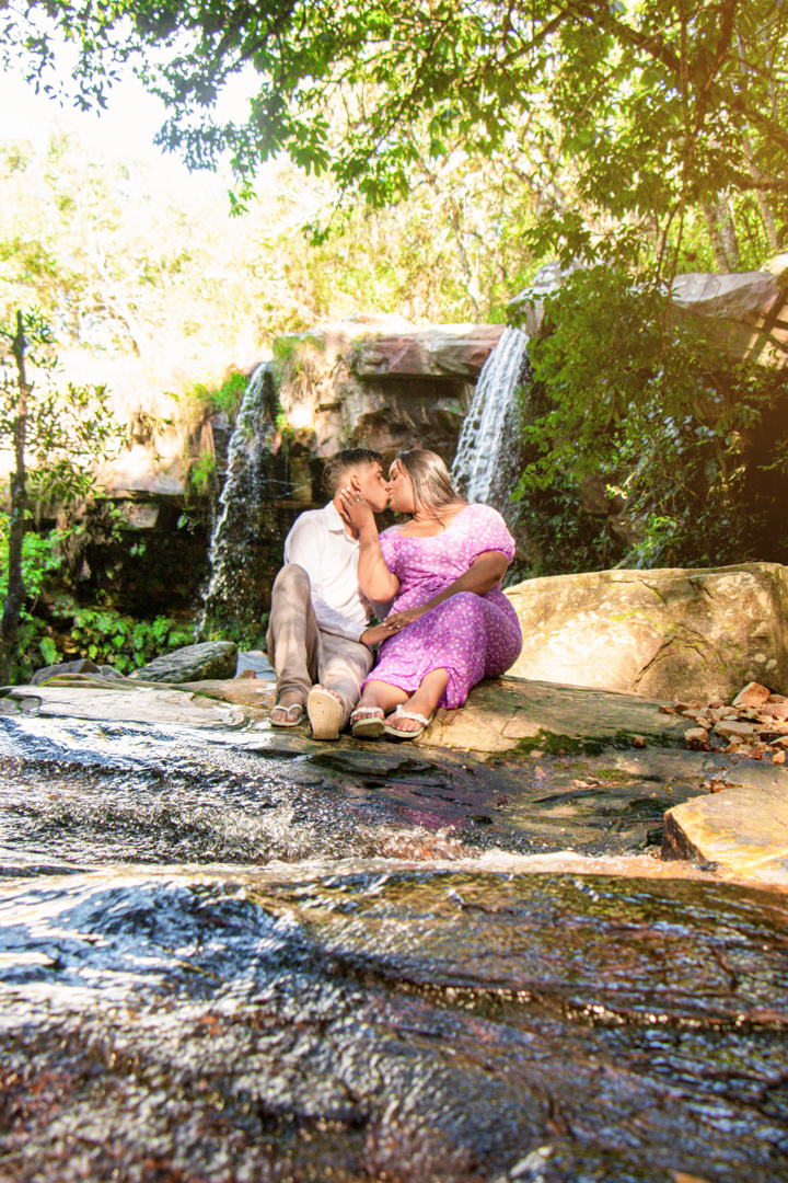 Casal junto  no meio de um riacho   com uma cachoeira no fundo   no vale das borboletas em São Tomé das Letras - MG