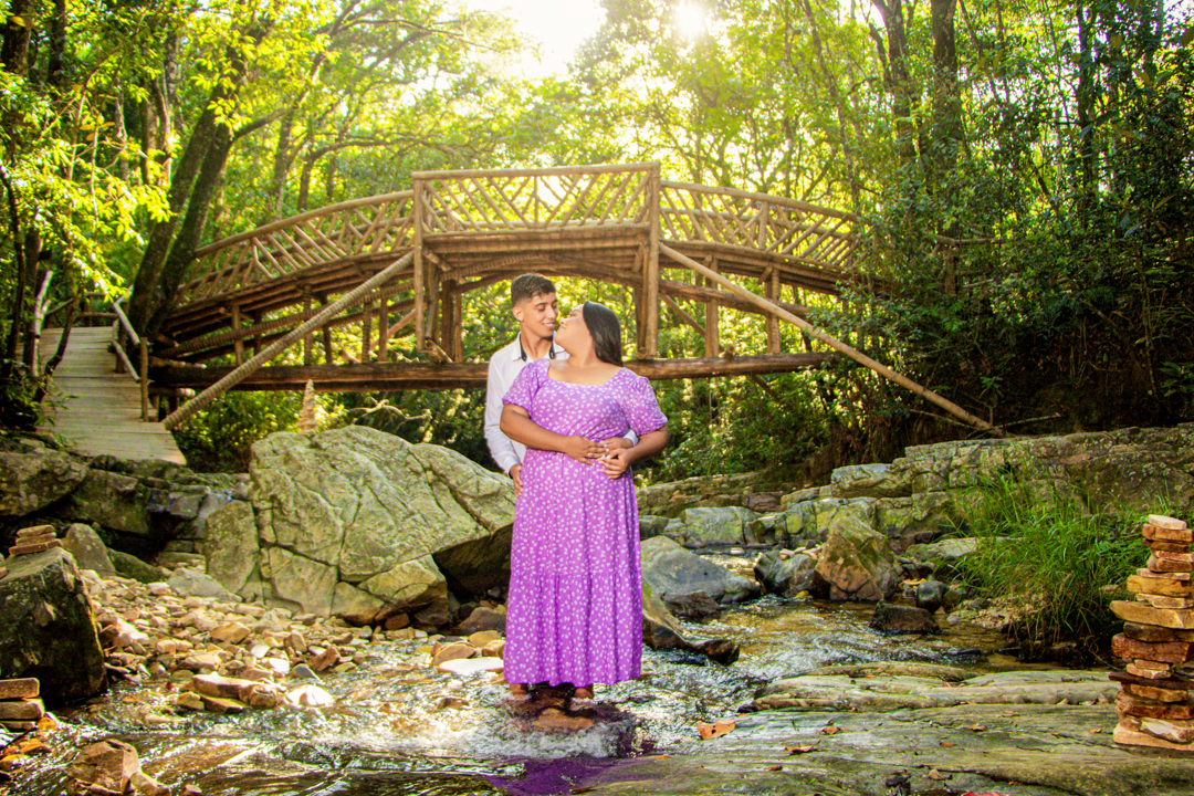 Casal junto  no meio de um riacho    no vale das borboletas em São Tomé das Letras - MG