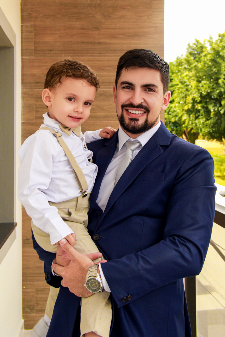 Noivo com seu Filho em cerimonia no   pós casamento em São Gonçalo do Sapucaí - MG 