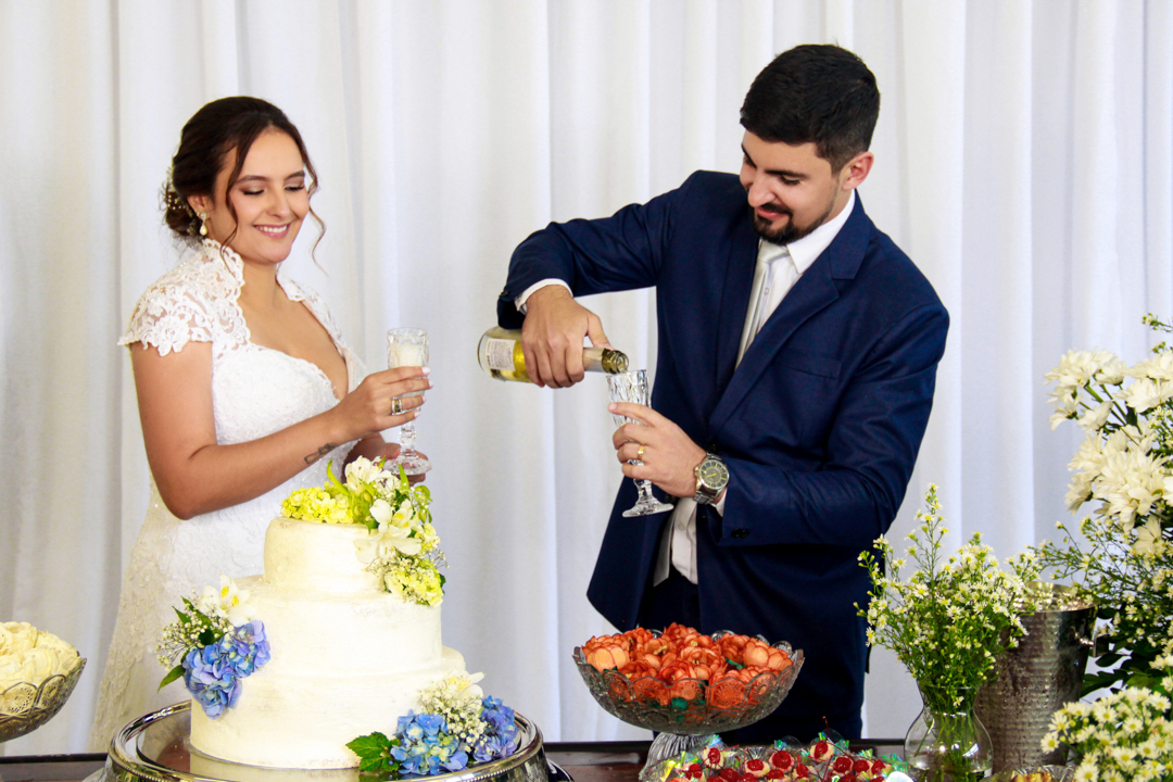 Noivo e Noiva estourando champanhe   em cerimonia no   pós casamento em São Gonçalo do Sapucaí - MG 