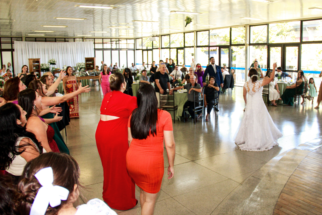 Noiva Jogando o buque em cerimonia pós casamento em São Gonçalo do Sapucaí - MG
