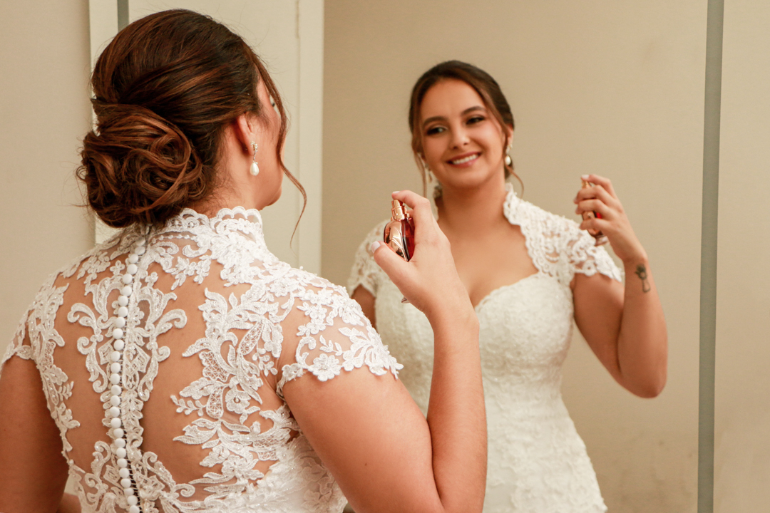 Making of da noiva passando perfume  em seu Casamento  em São Gonçalo do Sapucaí - MG
