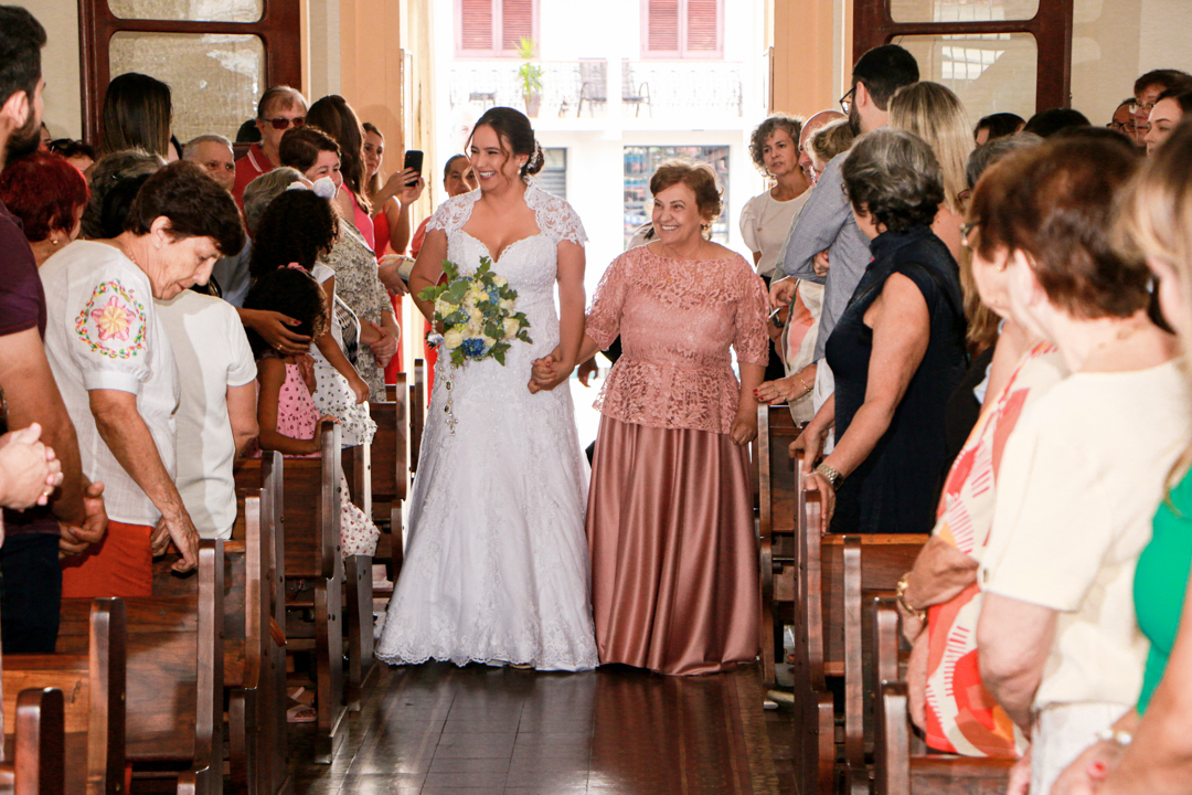 Entrada da Noiva acompanhada de sua mãe em seu casamento São Gonçalo do Sapucaí - MG 