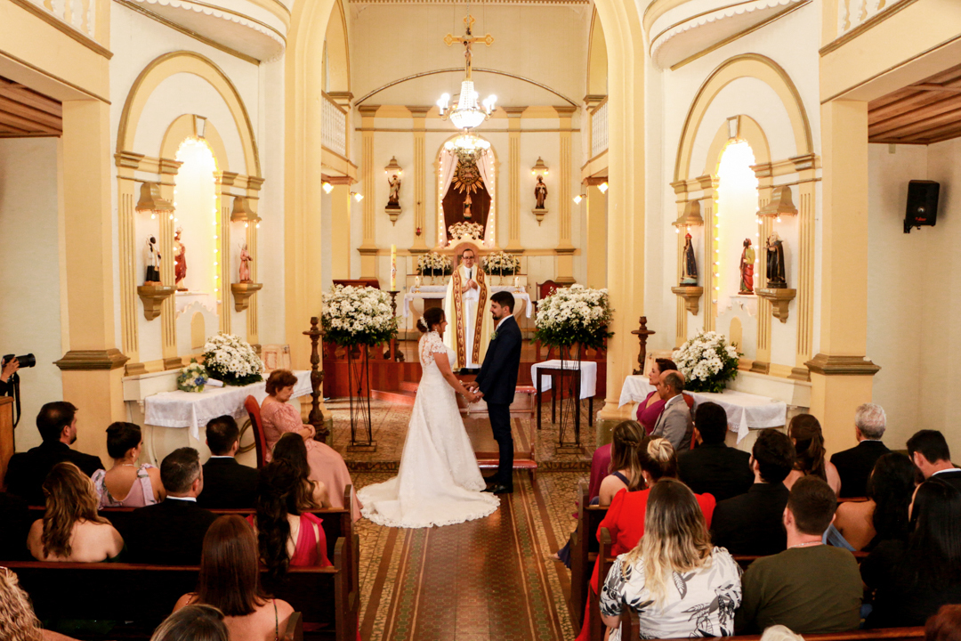 Noivo e Noiva juntos no altar em seu casamento São Gonçalo do Sapucaí - MG