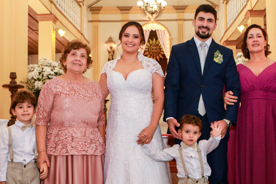 Noivo e Noiva acompanhado com sua família em seu casamento São Gonçalo do Sapucaí - MG