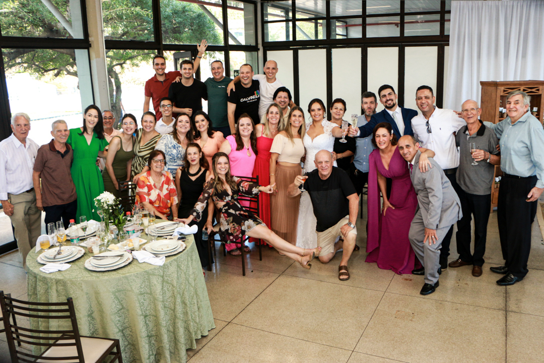 convidados juntos com os noivos em sua cerimonia  pós casamento em São Gonçalo do Sapucaí - MG