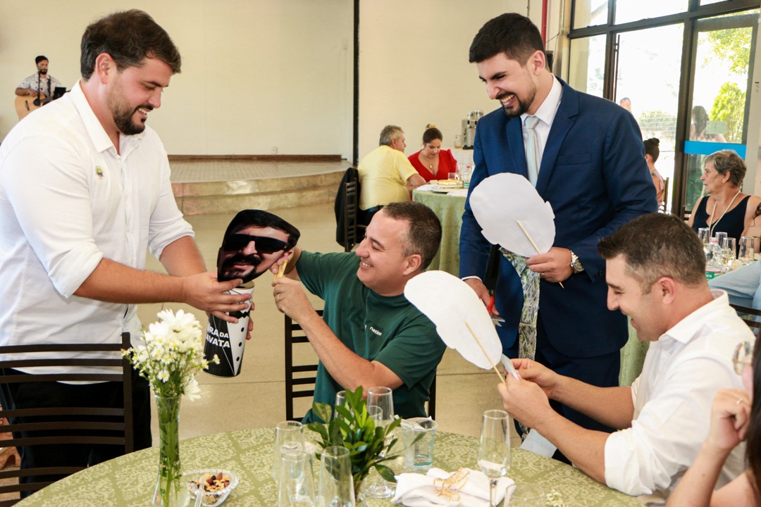 convidados juntos com os noivos em sua cerimonia  pós casamento em São Gonçalo do Sapucaí - MG