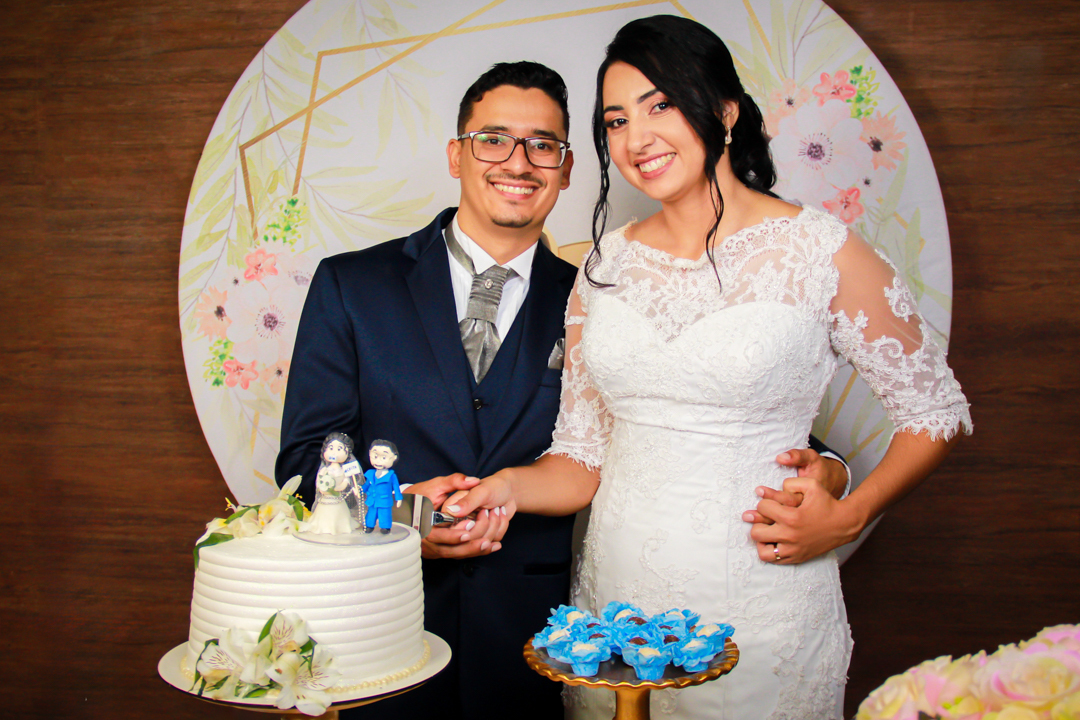 Noivo e noiva na mesa do bolo em cerimônia  pós casamento em Três Corações  - MG
