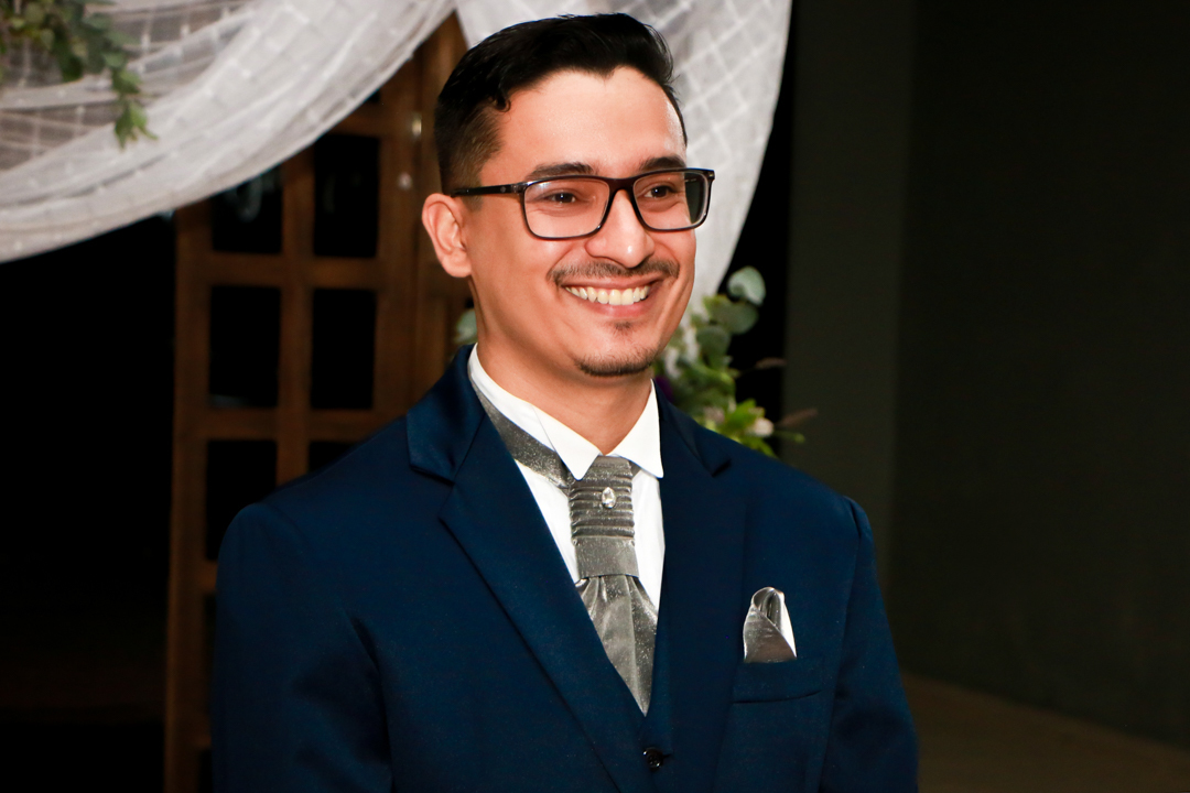 Reação do noivo ao ver a noiva no casamento Três Corações  - MG