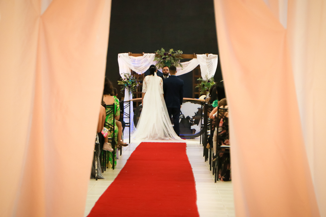 noivo e noiva no altar casamento Três Corações  - MG