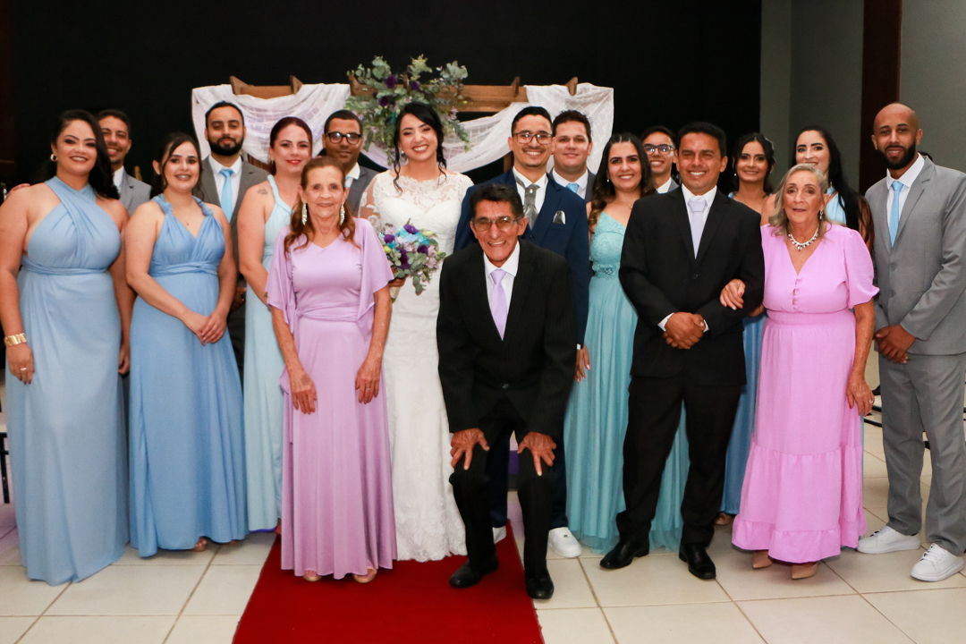 Foto dos noivos recém casados com os pais e padrinhos e madrinhas depois da cerimônia do casamento em   Três Corações  - MG