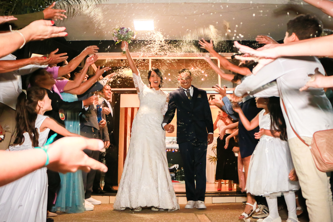 Saída dos noivos em seu casamento em igreja de Três Corações  - MG