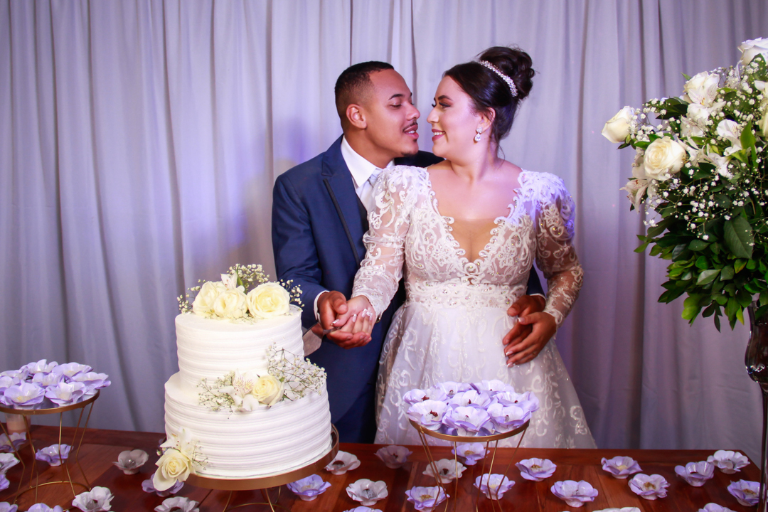 Noiva e noivo cortando o bolo em seu na festa de seu casamento em São Gonçalo do Sapucaí - MG
