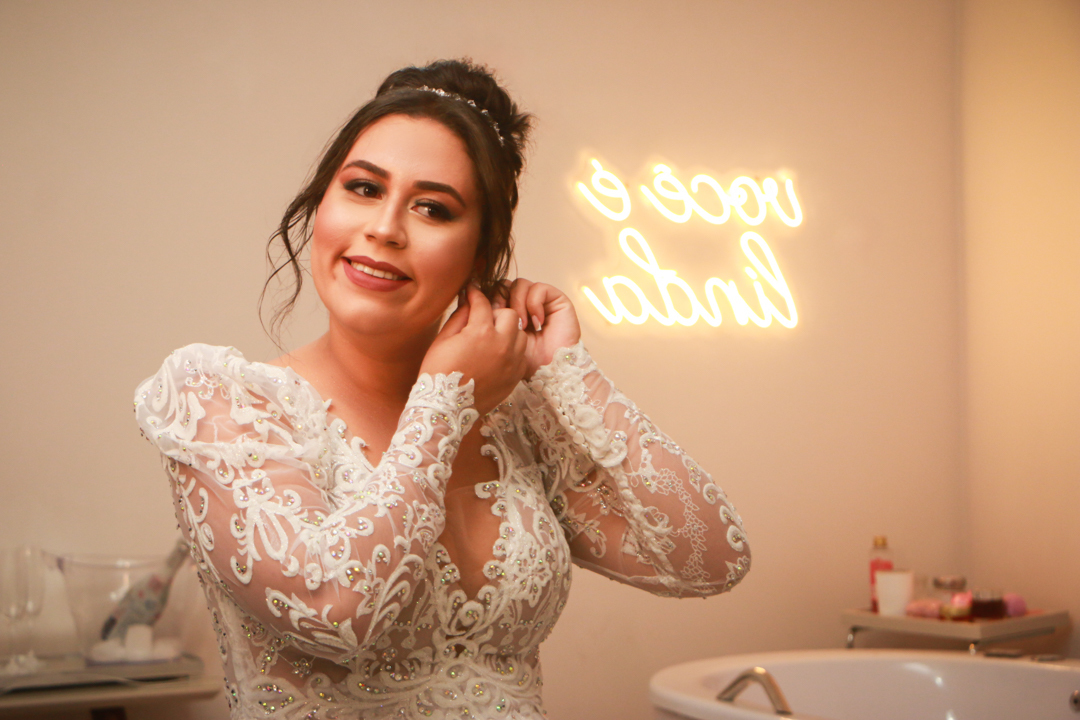 Noiva finalizando seu making of para seu casamento em São Gonçalo do Sapucaí - MG