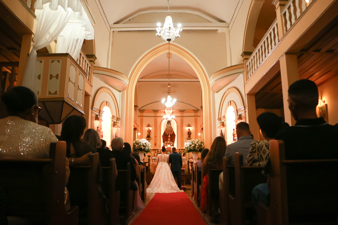noivo e noiva no altar casamento Casamento São Gonçalo do Sapucaí - MG