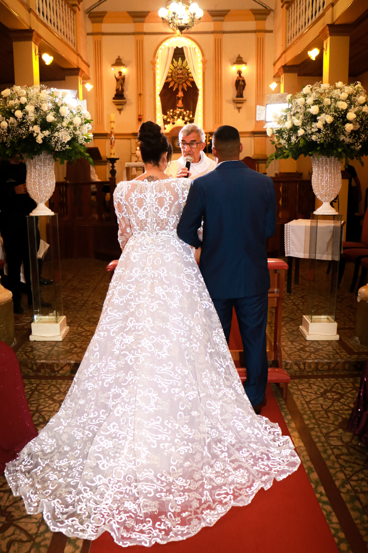 noivo e noiva no altar casamento Casamento São Gonçalo do Sapucaí - MG