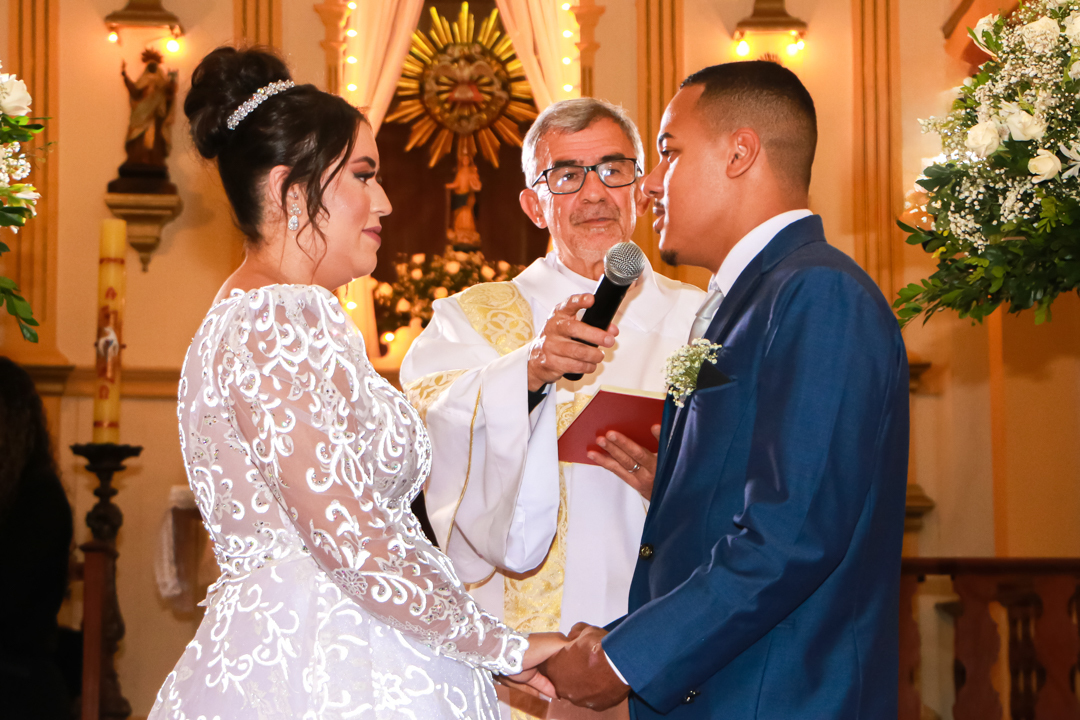 noivo e noiva no altar casamento Casamento São Gonçalo do Sapucaí - MG