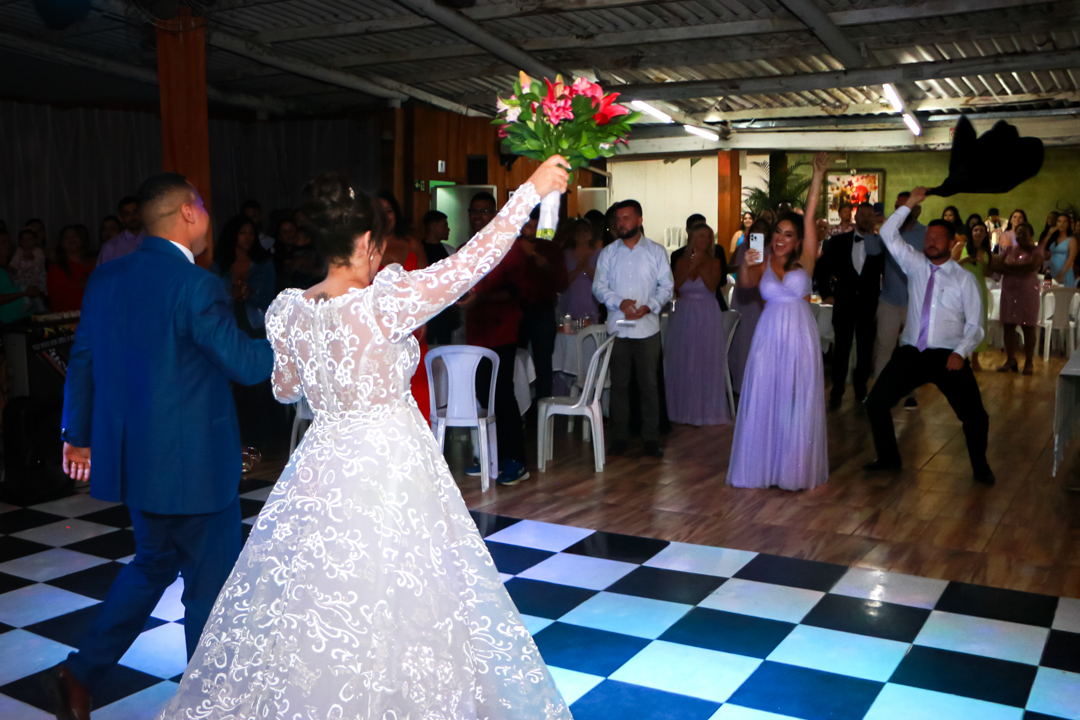 Noivo e Noiva chegando em sua festa do seu casamento em São Gonçalo do Sapucaí - MG