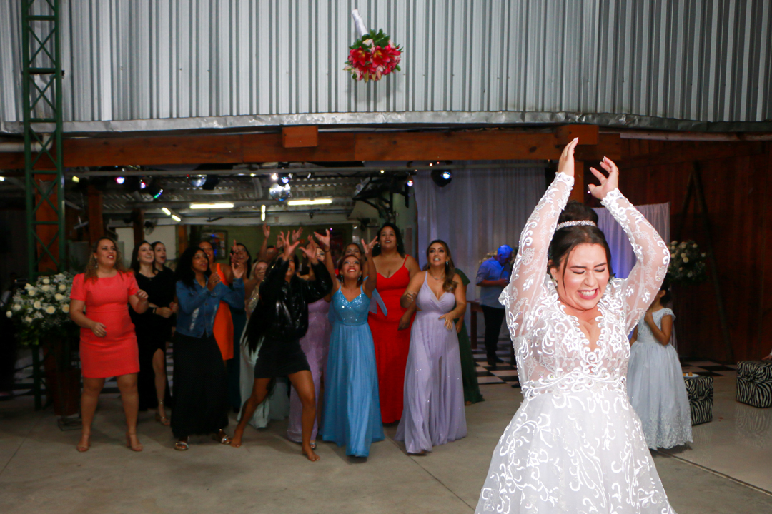 Noiva jogando o buquê na festa de seu casamento em São Gonçalo do Sapucaí - MG