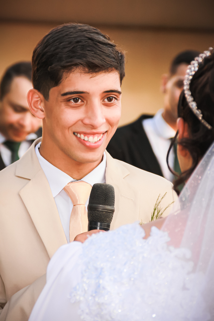 Noivo  contando seus Votos de Casamento  para sua Noiva Três Corações  - MG