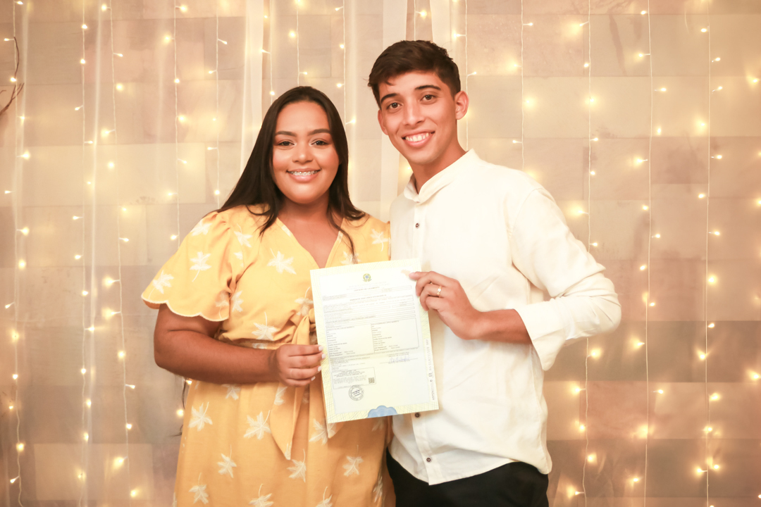 Noiva e noivo com sua certidão de casamento Três Corações  - MG
