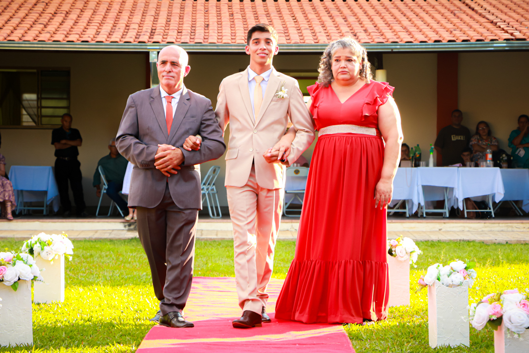 Entrada do noivo com seus pais em seu casamento Três Corações  - MG