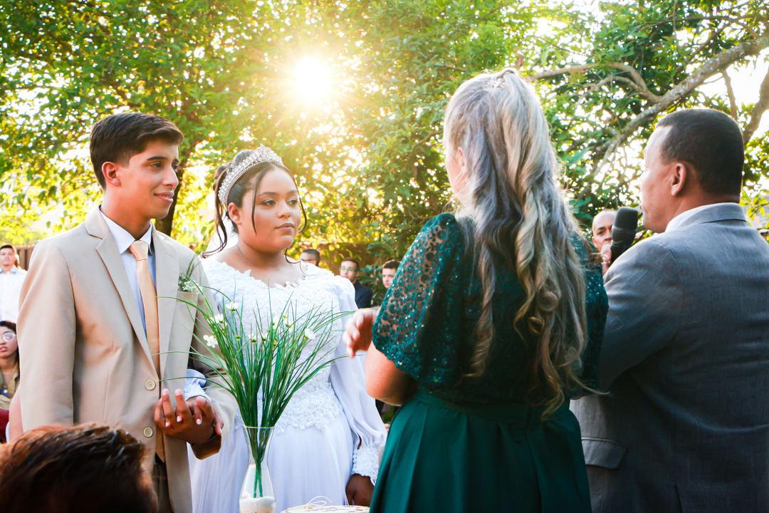 noivo e noiva no altar casamento Três Corações  - MG
