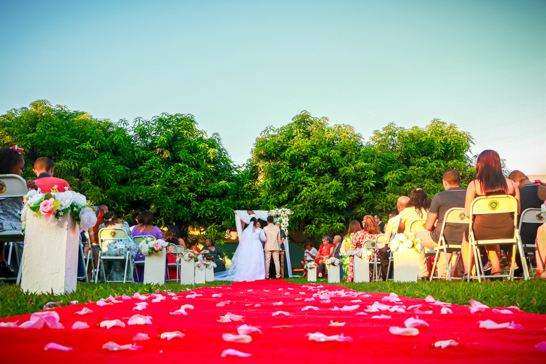 noivo e noiva no altar casamento Três Corações  - MG