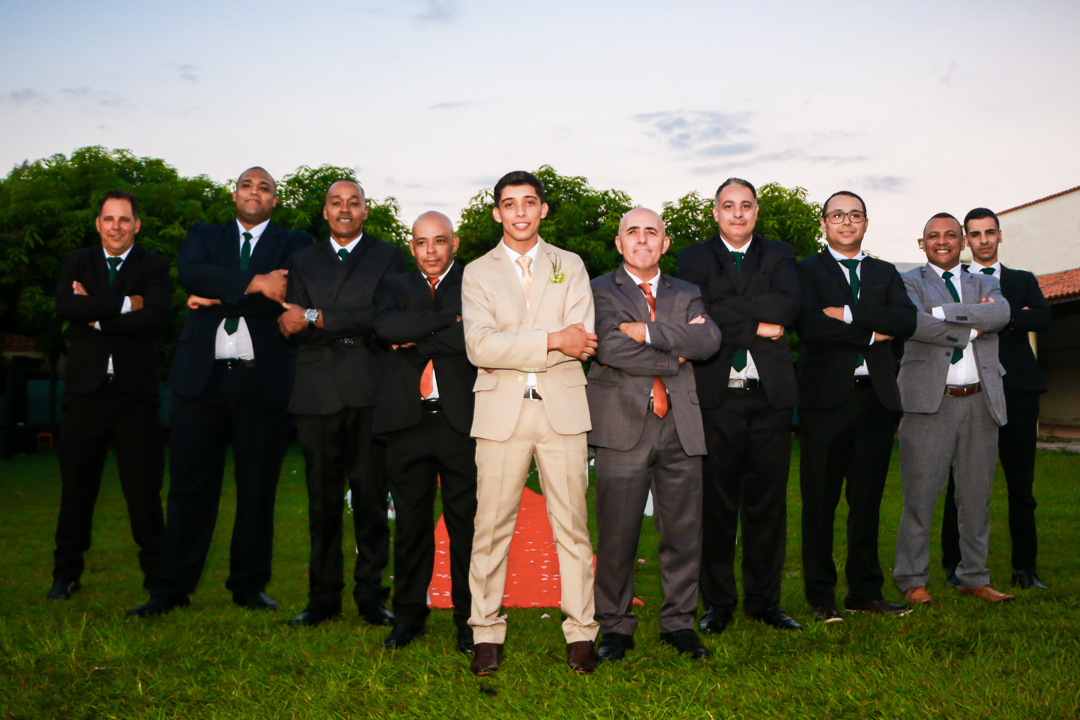 foto do noivo e dos padrinhos em salaoo de festa depois do casamento Três Corações  - MG