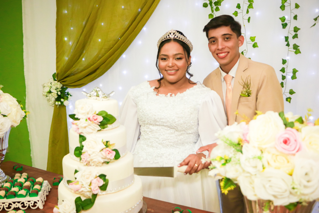 noivo e noiva na mesa de doces e do bolo do casamento Três Corações  - MG