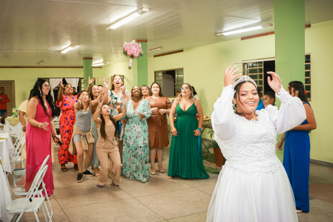 noiva jogando o buque  depois do casamento em salão de festa Três Corações  - MG