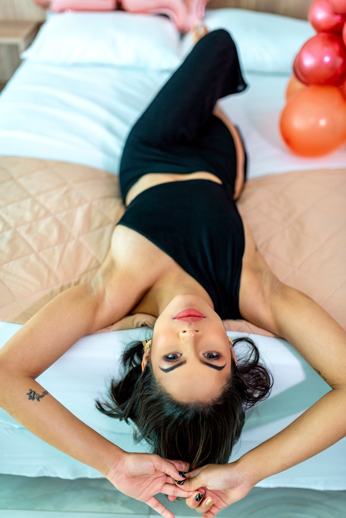 Um ensaio fotográfico feminino sensual é uma forma de arte que celebra a beleza, a confiança e a autoestima da mulher. Através das lentes da câmera, é possível capturar a sensualidade e a feminilidade de uma mulher de maneira elegante e sofisticada.