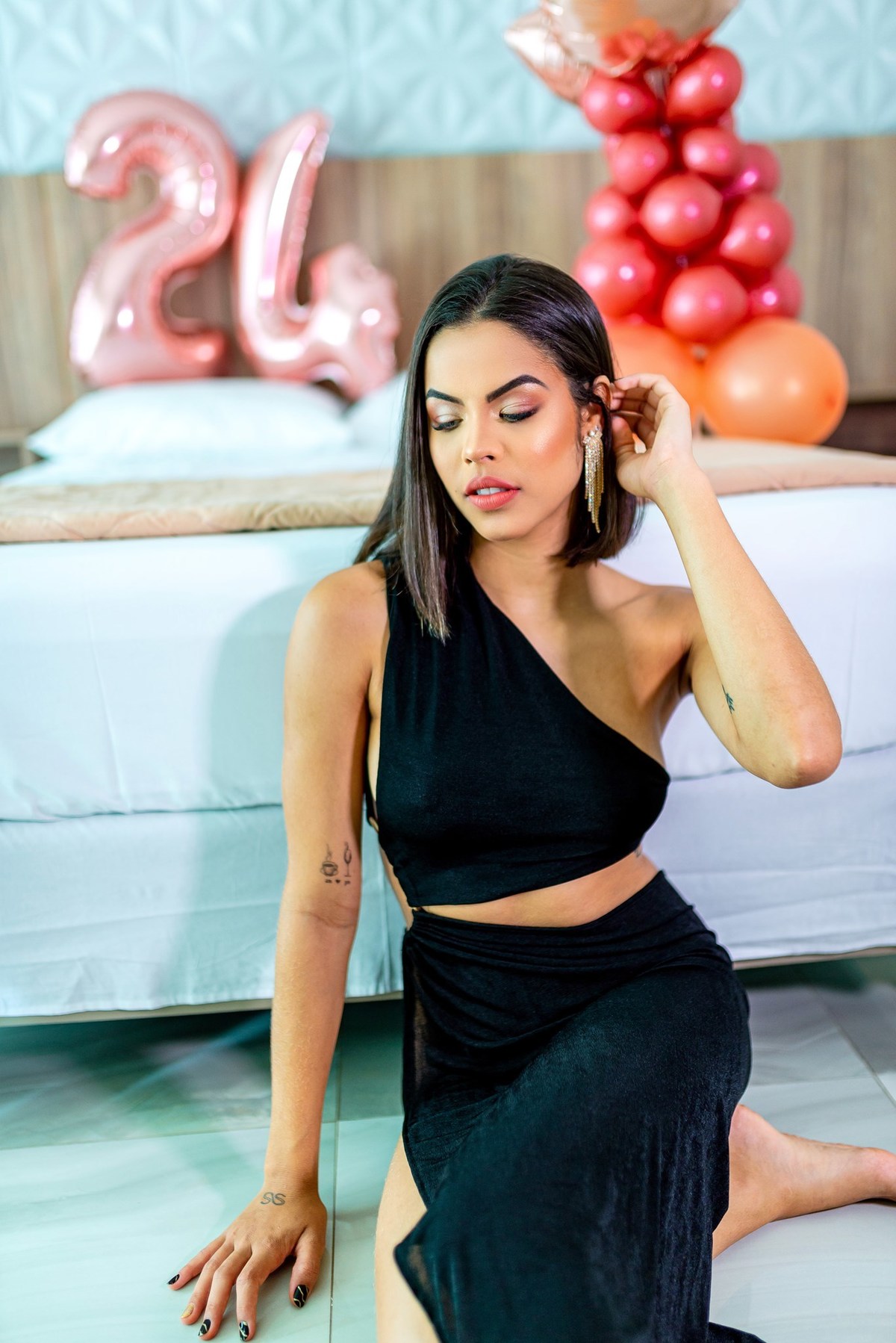 Um ensaio fotográfico feminino sensual é uma forma de arte que celebra a beleza, a confiança e a autoestima da mulher. Através das lentes da câmera, é possível capturar a sensualidade e a feminilidade de uma mulher de maneira elegante e sofisticada.