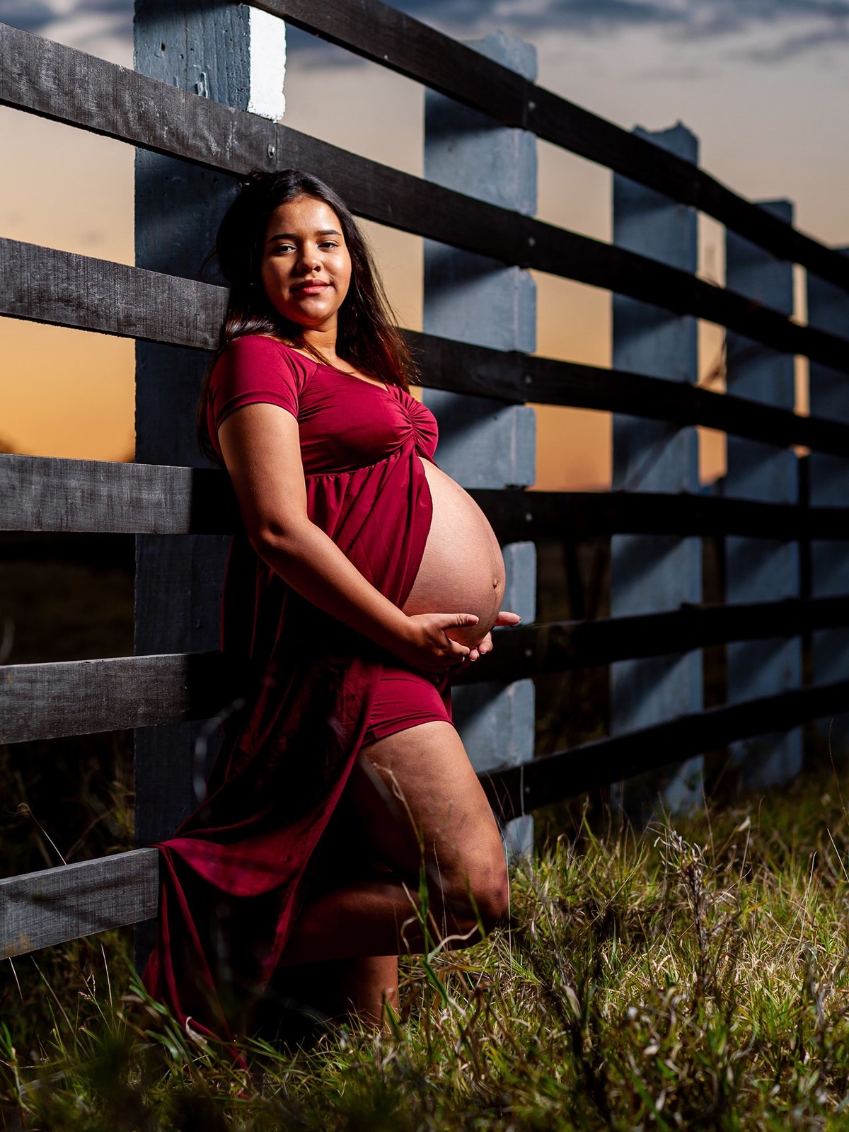 gestante no por do sol