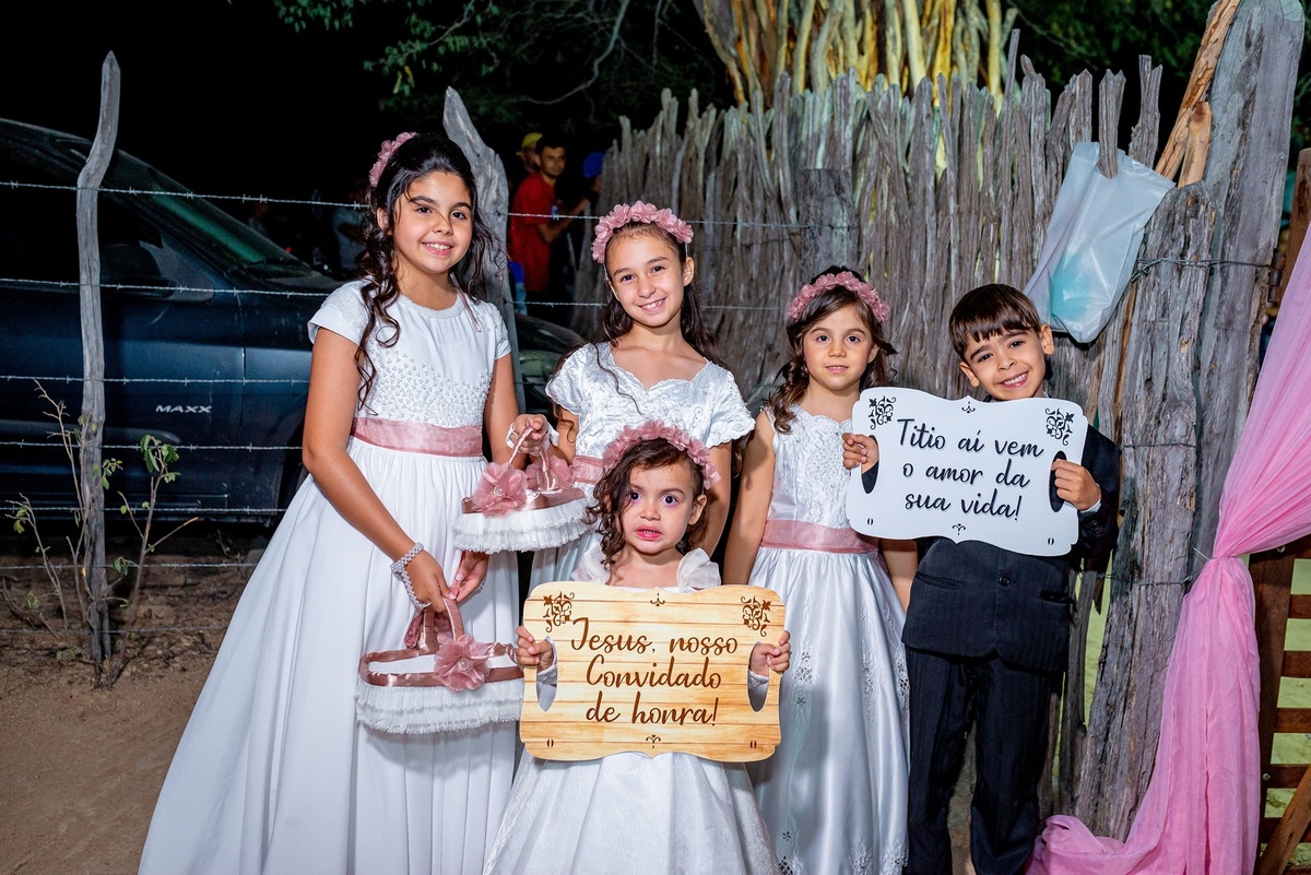 Retratos, Fotos de meninas, Ensaio de 15 anos , Fotografia individual , Quijingue Bahia Fotógrafo de moda, gestante, fotos de gestante, fotos no por do sol, fotos no rio, fotos em casal, ensaio de casal, pre casamento, formatura 