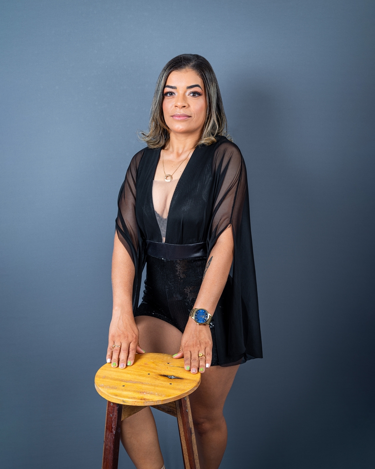 Ensaio fotográfico feminino, ensaio em estúdio, co iluminação para fotografia de estúdio, com modelo linda loira, com poses para ensaio fotográfico, e o fotógrafo de ensaios em euclides da cunha 