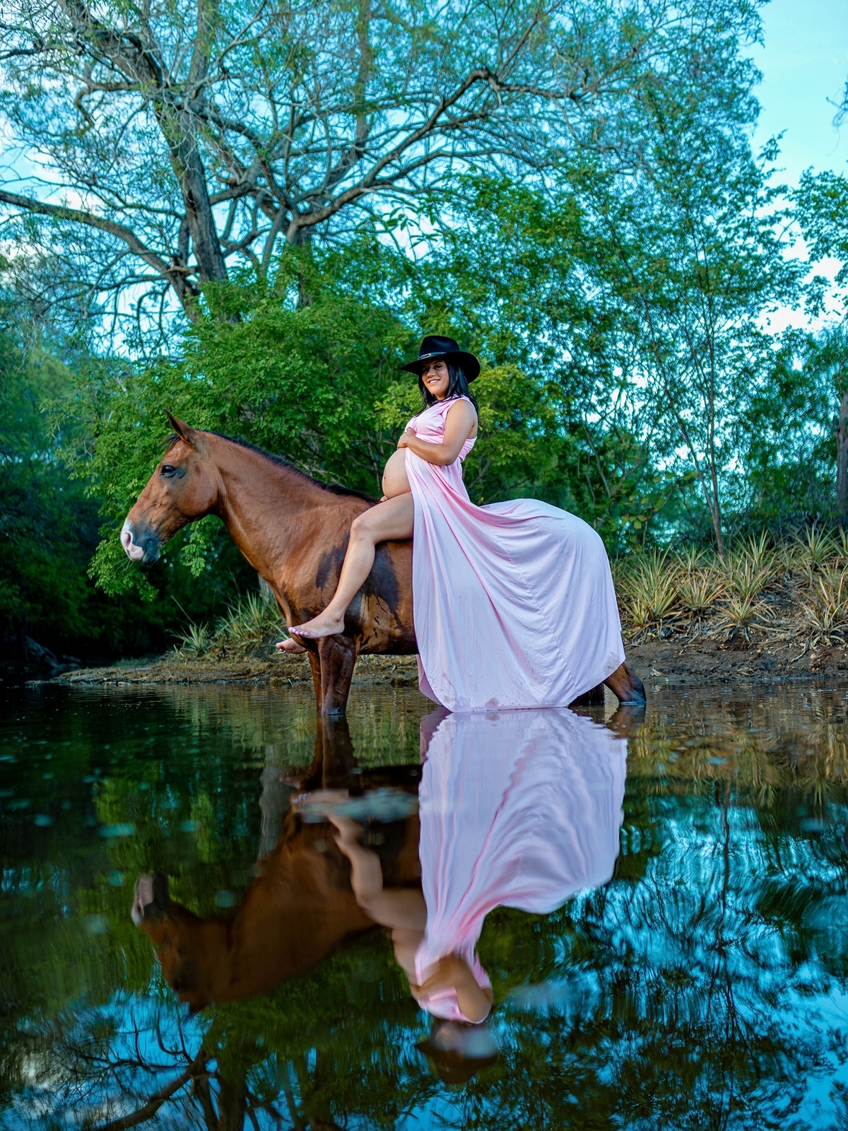 fotos de gestante com cavalo, vaqueira, nordestina, vaquejada, cavalgada, vaqueiros, fotografia de gestante, gestante do sertão, mulher grávida