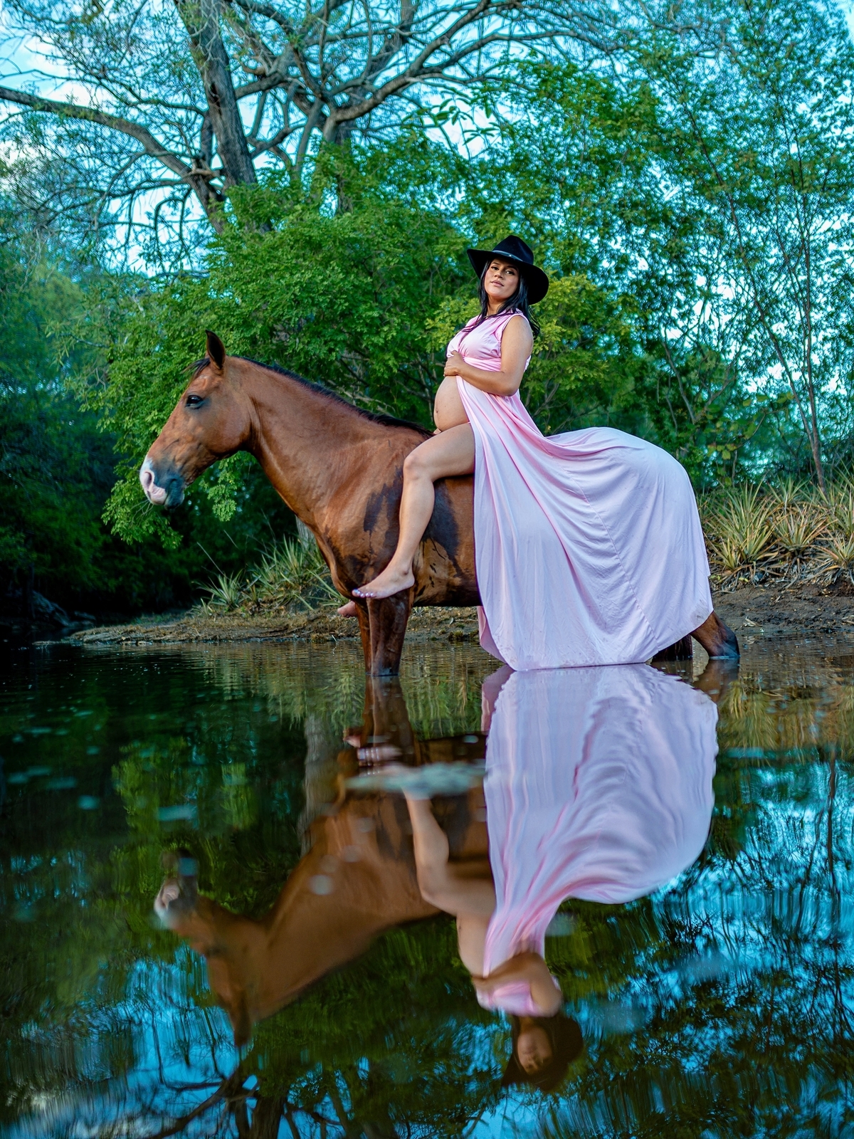 fotos de gestante com cavalo, vaqueira, nordestina, vaquejada, cavalgada, vaqueiros, fotografia de gestante, gestante do sertão, mulher grávida