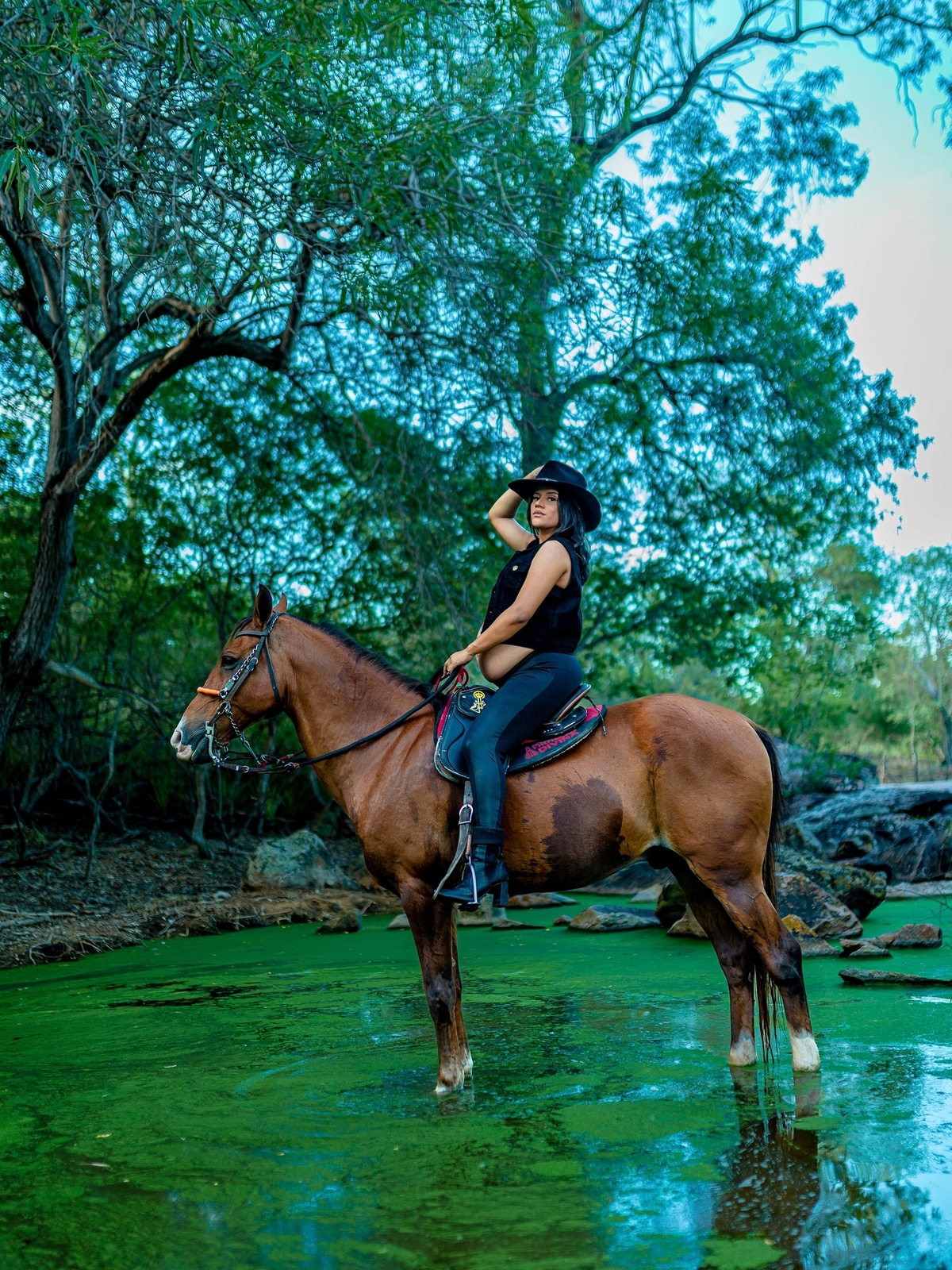 fotos de gestante com cavalo, vaqueira, nordestina, vaquejada, cavalgada, vaqueiros, fotografia de gestante, gestante do sertão, mulher grávida