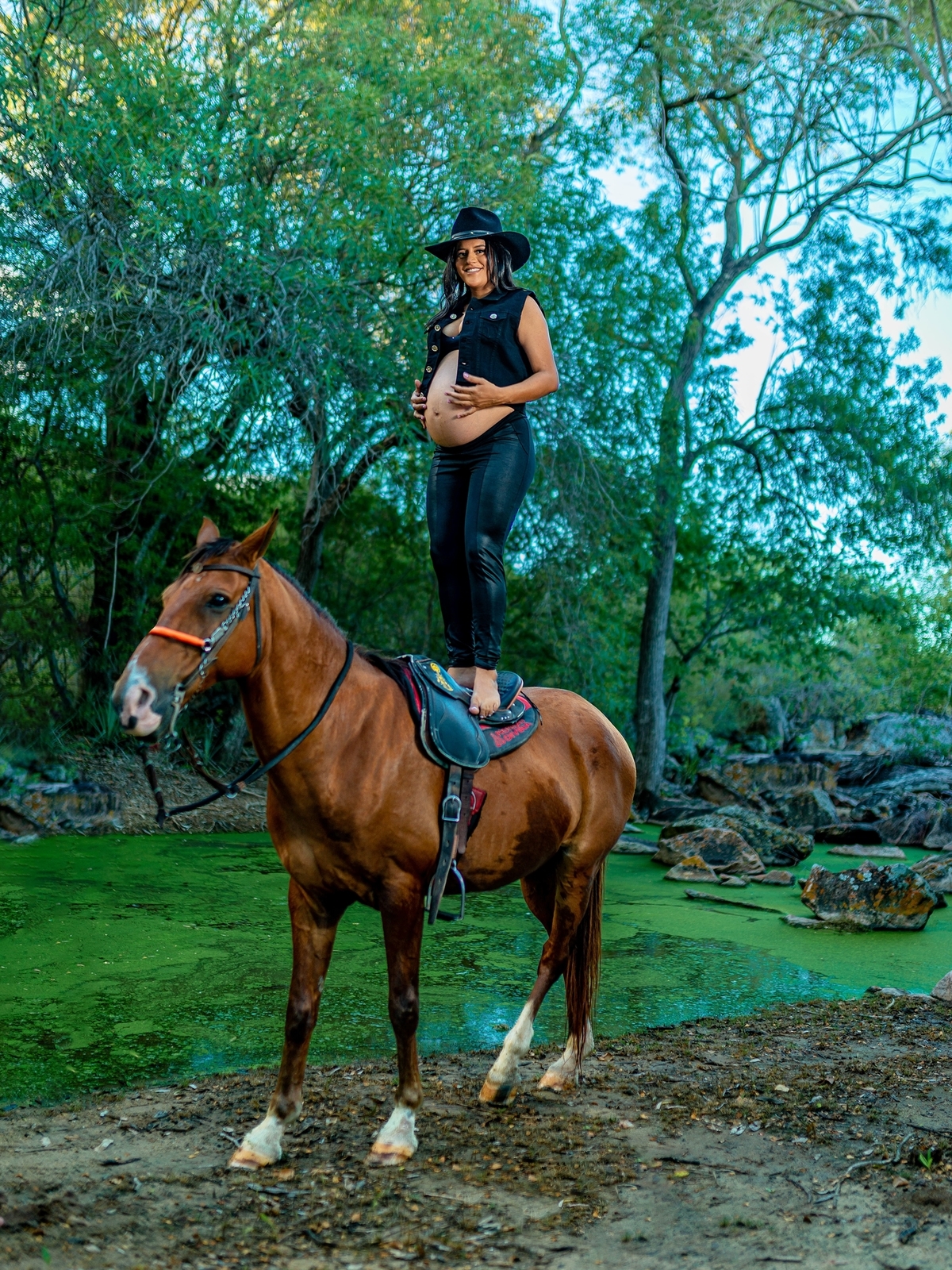 fotos de gestante com cavalo, vaqueira, nordestina, vaquejada, cavalgada, vaqueiros, fotografia de gestante, gestante do sertão, mulher grávida