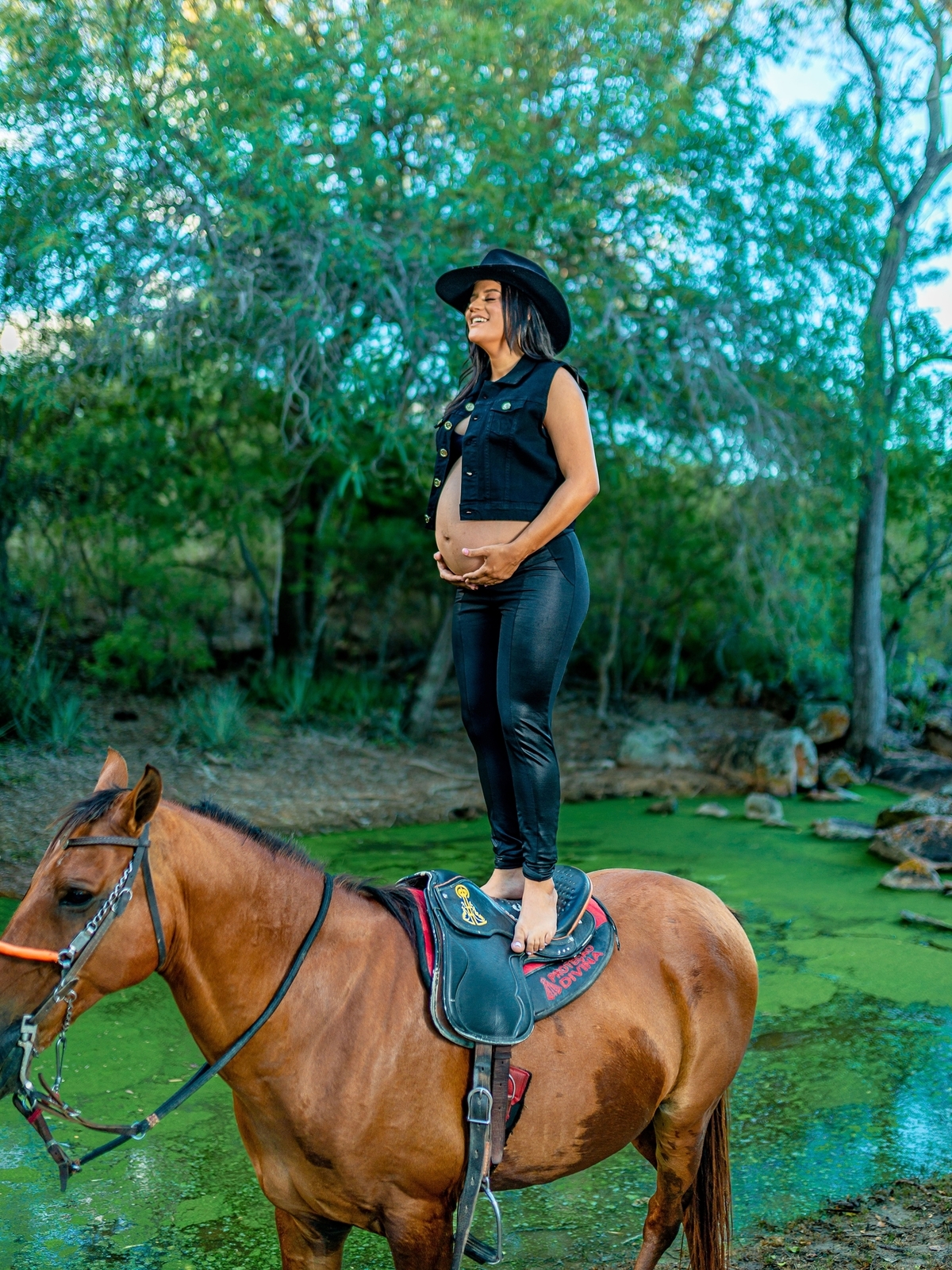 fotos de gestante com cavalo, vaqueira, nordestina, vaquejada, cavalgada, vaqueiros, fotografia de gestante, gestante do sertão, mulher grávida