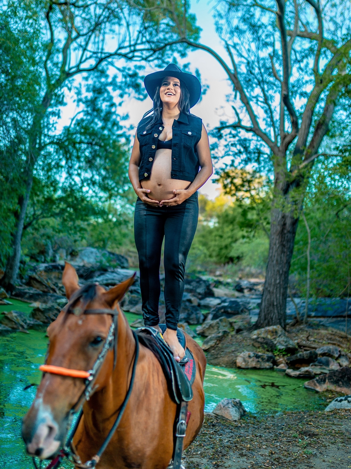fotos de gestante com cavalo, vaqueira, nordestina, vaquejada, cavalgada, vaqueiros, fotografia de gestante, gestante do sertão, mulher grávida