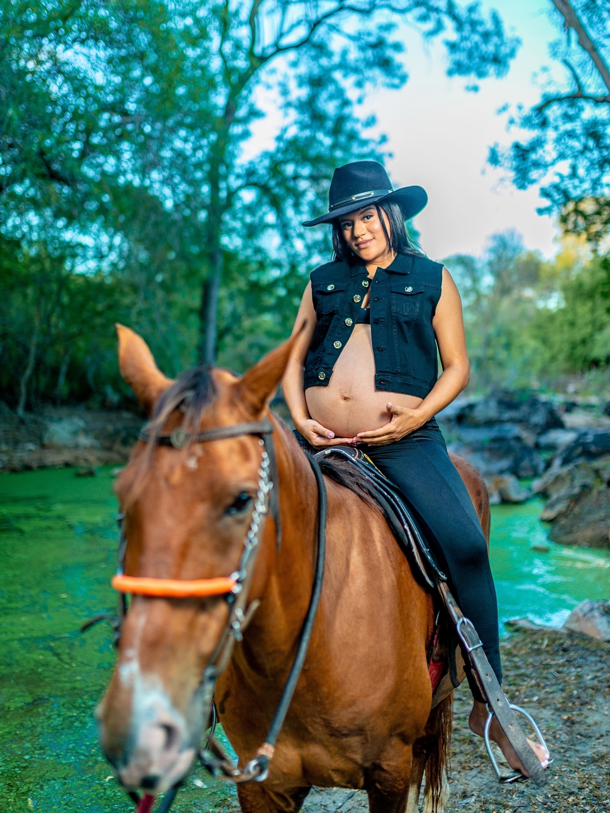 fotos de gestante com cavalo, vaqueira, nordestina, vaquejada, cavalgada, vaqueiros, fotografia de gestante, gestante do sertão, mulher grávida