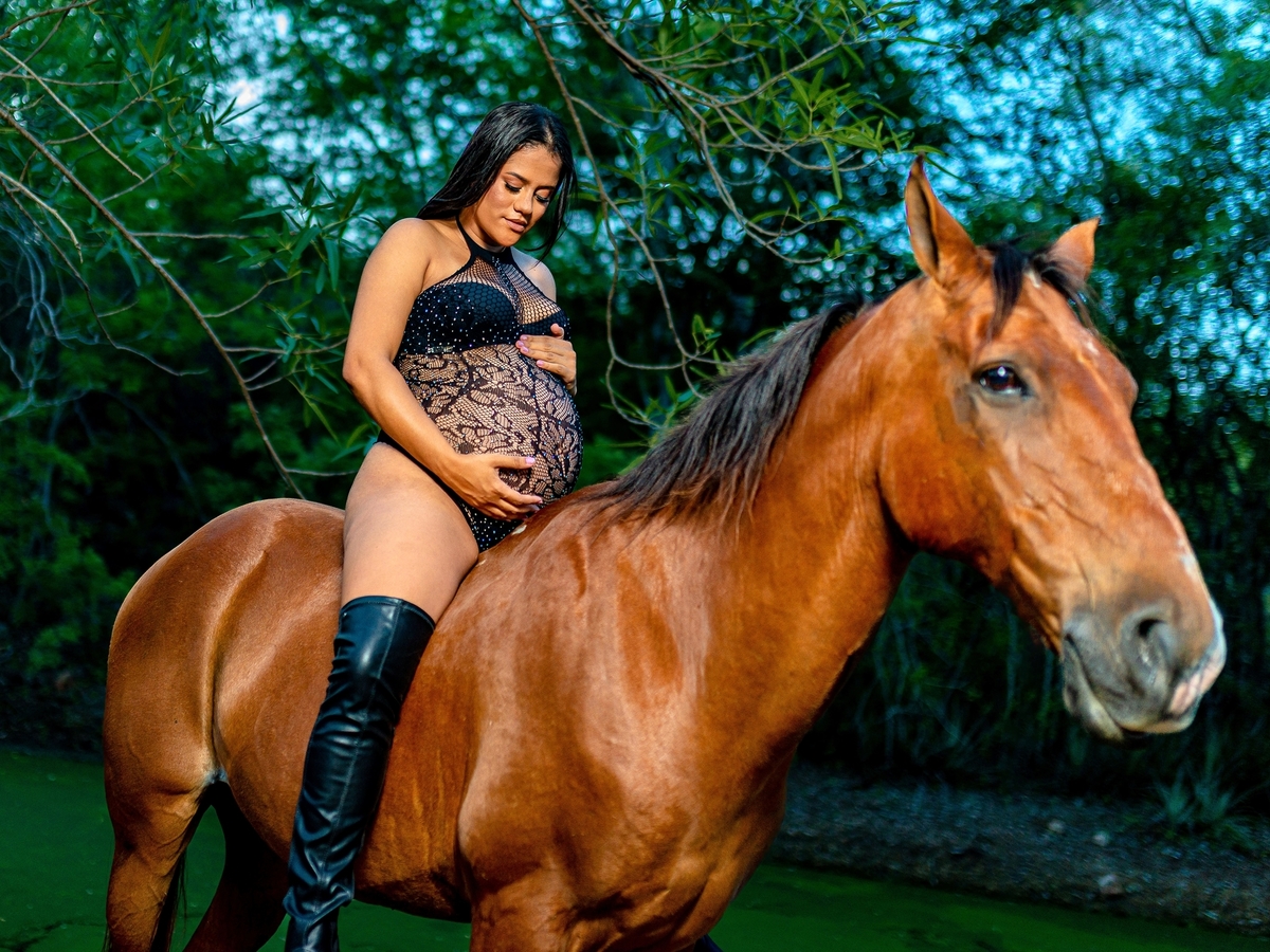 fotos de gestante com cavalo, vaqueira, nordestina, vaquejada, cavalgada, vaqueiros, fotografia de gestante, gestante do sertão, mulher grávida